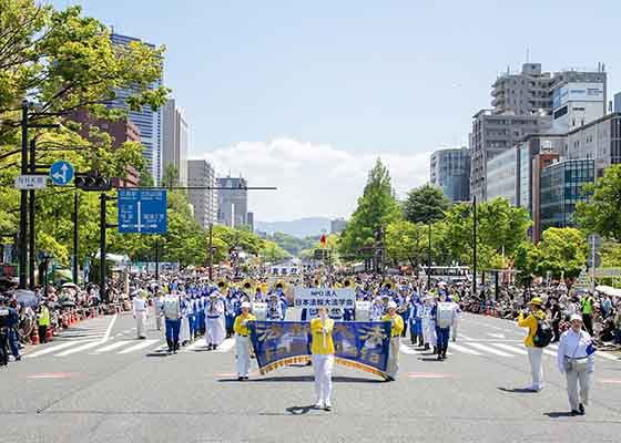 日本广岛鲜花节 市民了解法轮功