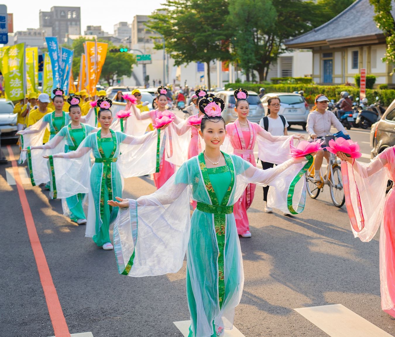 '图13~15:二零二四年五月四日,法轮功学员在台南大游行,庆祝法轮大法日。'