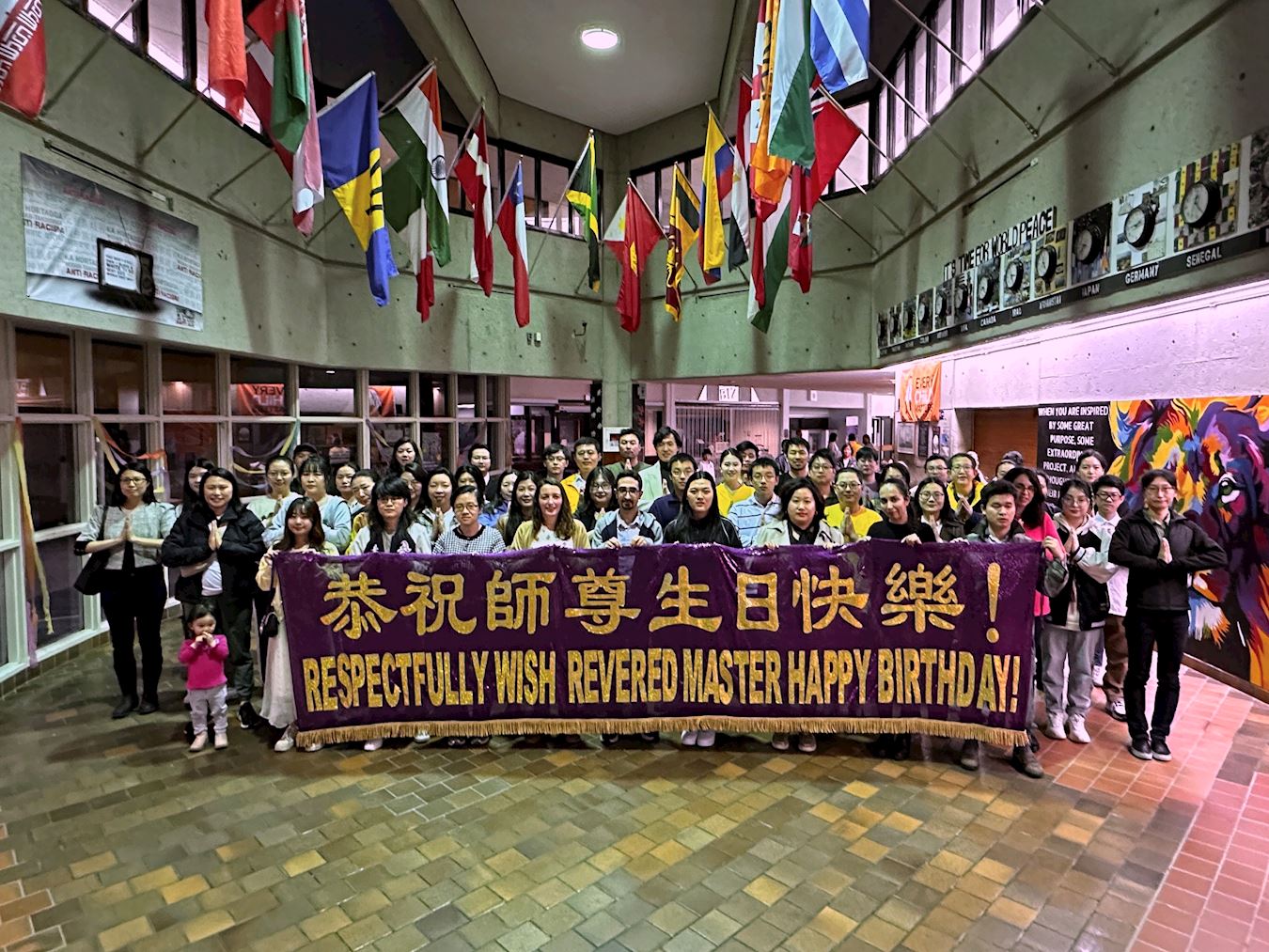 '图1:多伦多年轻法轮功学员恭祝师父生日快乐!'