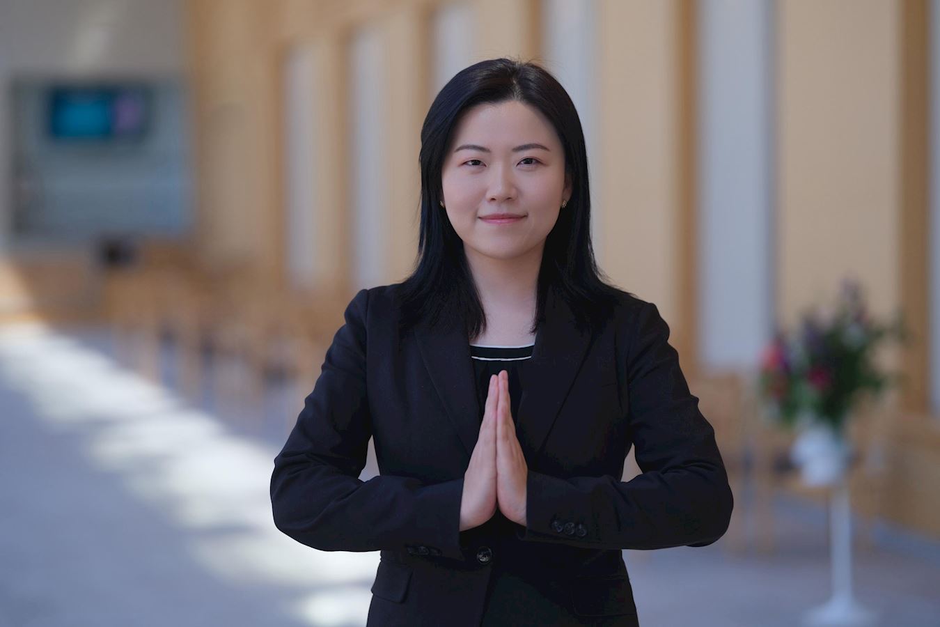'图2:李西贝感谢师父的教诲,让她在面对同事的刁难和摩擦时能够脱颖而出。'