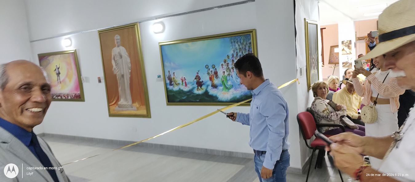 '图1:萨奇卡市市长戴维·阿玛多为展览剪彩。'