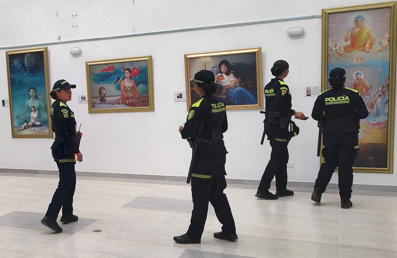 '图7:一群年轻警察在欣赏画展'