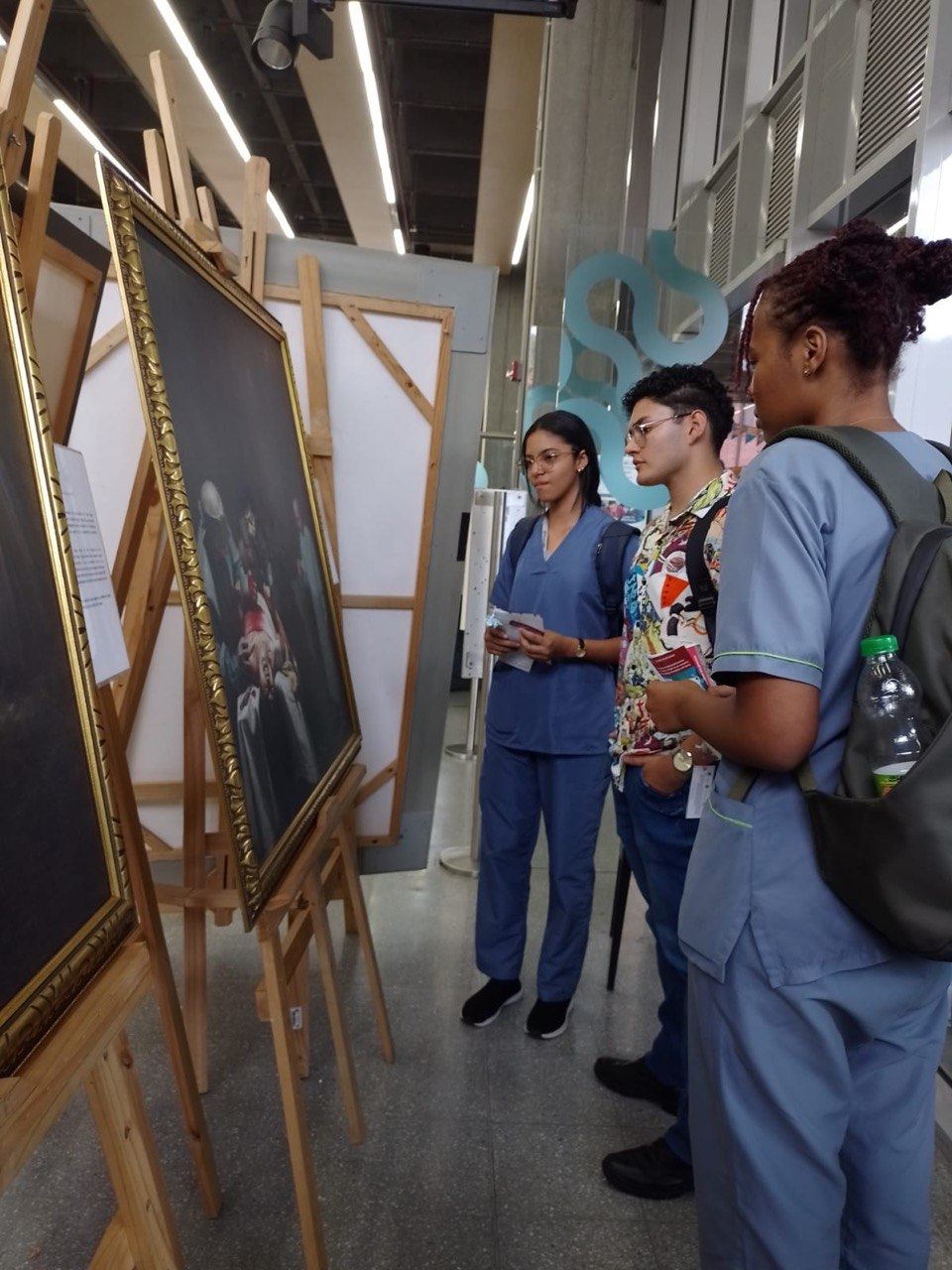 '图12~13:在麦德林市哥伦比亚合作大学举办的“真善忍美展” (Medellin 1 & 2.jpg)“真善忍国际美展”于二零二四年四月一日至二十日在哥伦比亚合作大学麦德林校区举行。'