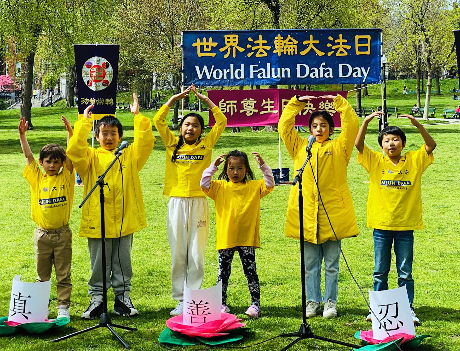 图3:二零二四年五月四日,大法小弟子在波士顿公园合唱,欢庆5·13法轮大法日。