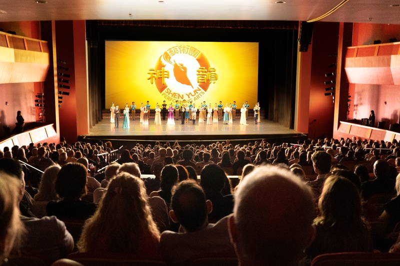 图2:二零二四年五月四日和五日,美国神韵新世界艺术团莅临在新奥尔良地区的梅泰里杰斐逊表演艺术中心(Jefferson Performing Arts Center),上演了三场演出,票房均爆满。(大纪元)