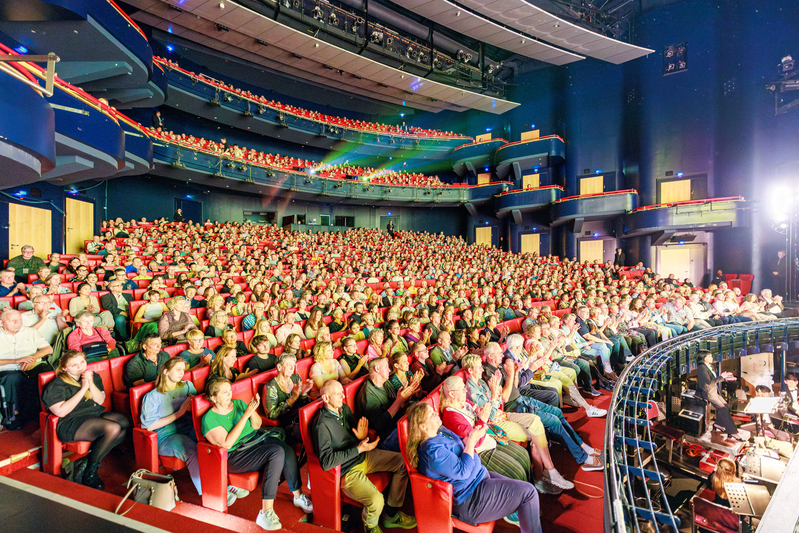 图8:2024年5月2日晚,美国神韵世界艺术团在德国不来梅大都会剧院(Metropol Theater Bremen)上演了今年当地第三场、也是最后一场演出。演出结束时,艺术家四次谢幕。(大纪元)