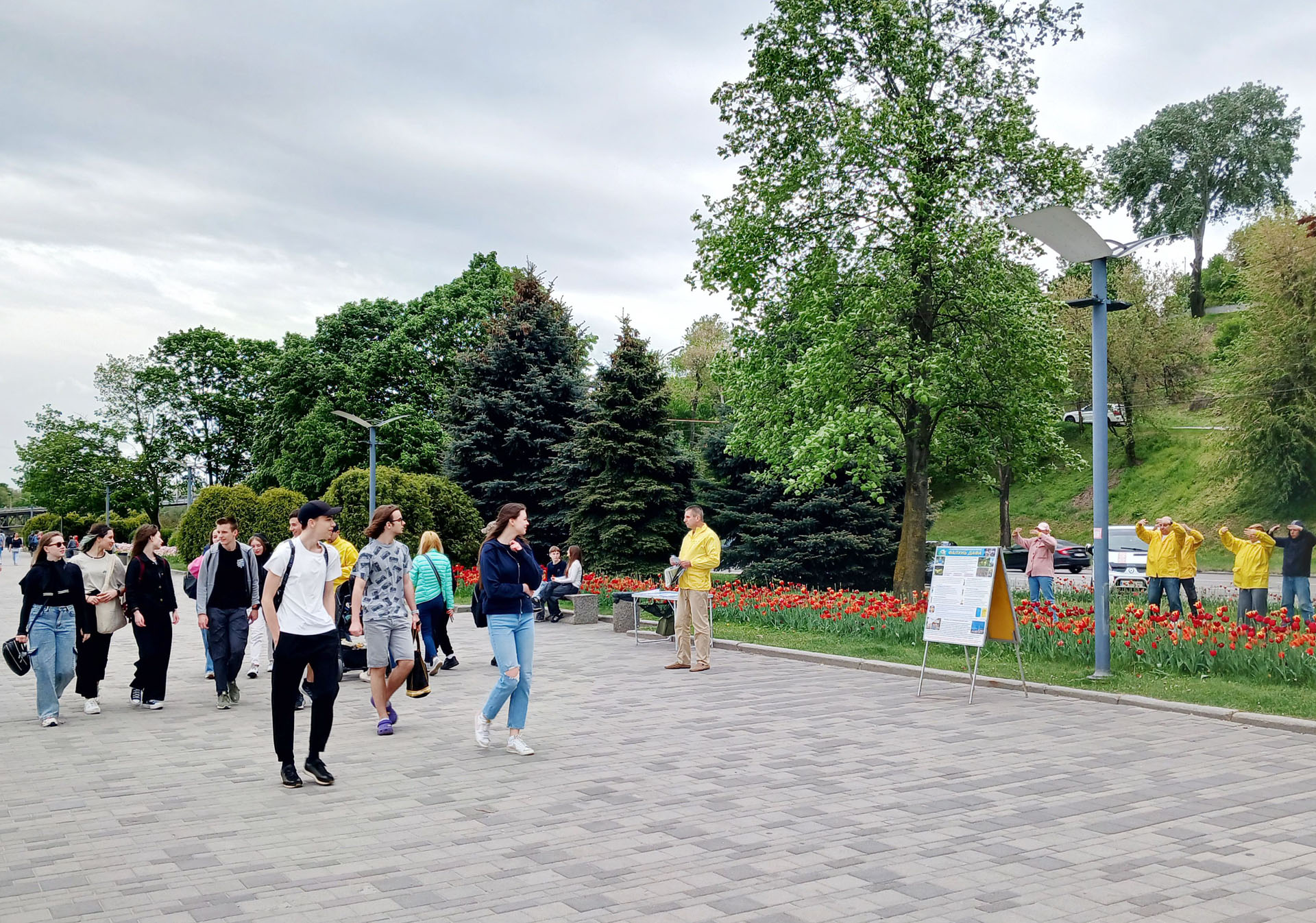 图1~3:二零二四年四月二十八日,法轮功学员在乌克兰第四大城市第聂伯大堤炼功、讲真相。