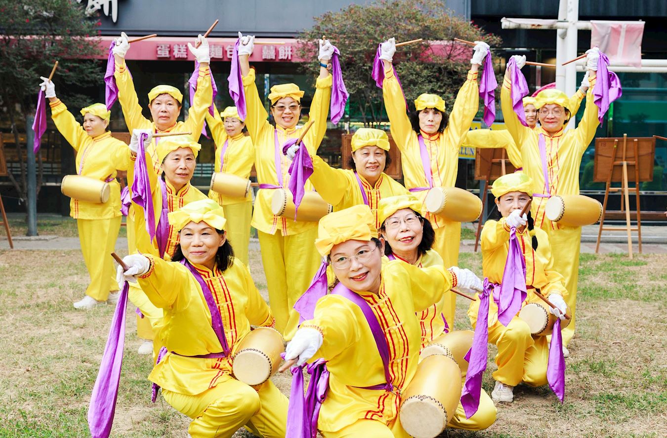 '图2:法轮功学员腰鼓队表演,欢庆法轮大法日。'