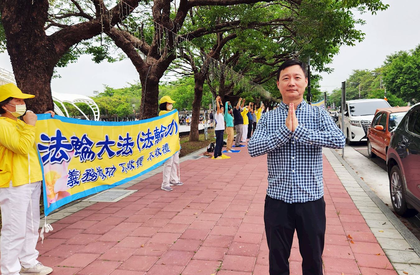 '图5:活动协调人谢员庆双手合十感谢师父再造之恩。'