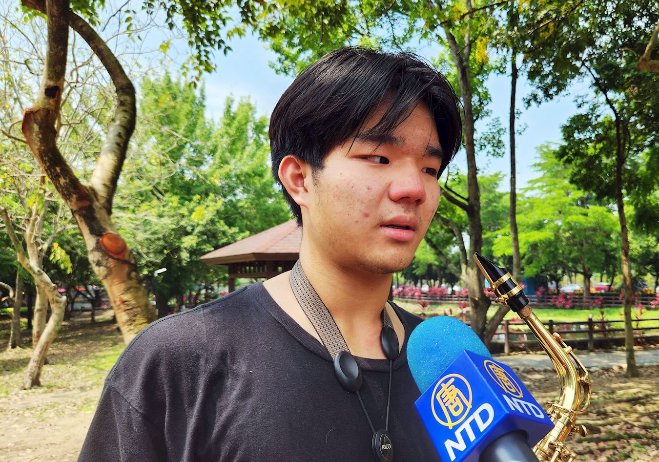'图6:林敬庭正在接受记者采访,他走入修炼后,学习音乐更出色。'