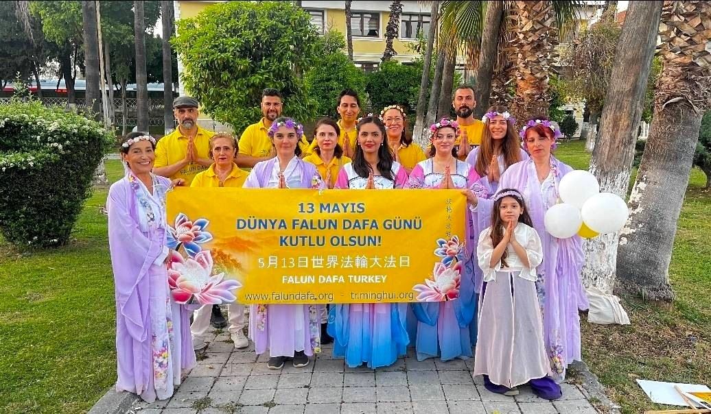 '图11:法轮功学员庆祝“5.13”世界法轮大法日,恭祝师尊的生日快乐!'
