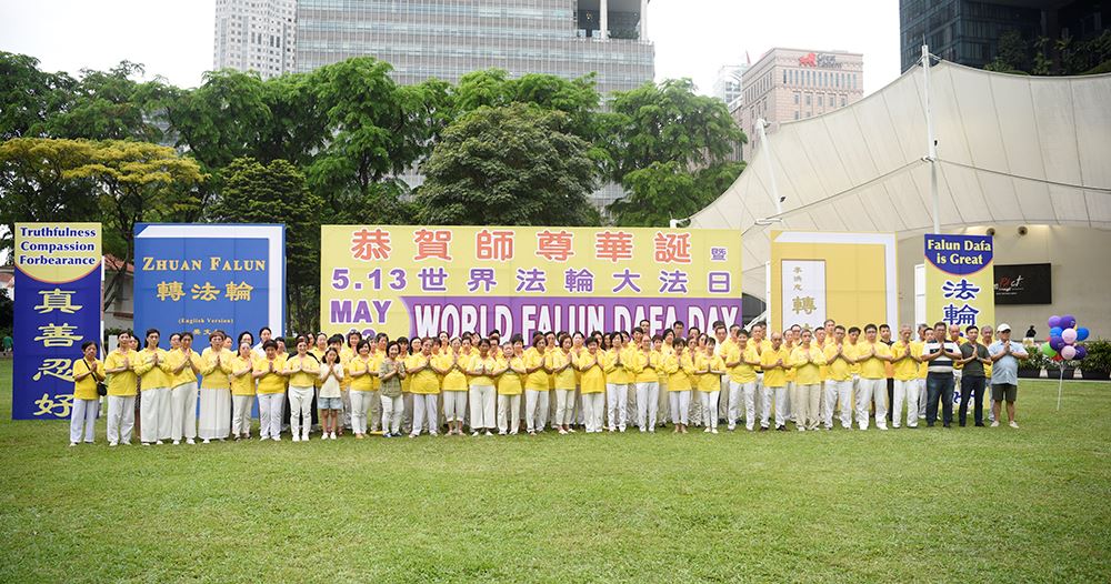 '图1:二零二四年五月七日下午,新加坡部份法轮功学员在芳林公园举办活动,庆祝法轮大法洪传世界三十二周年。图为学员们双手合十齐声恭祝师父生日快乐。'
