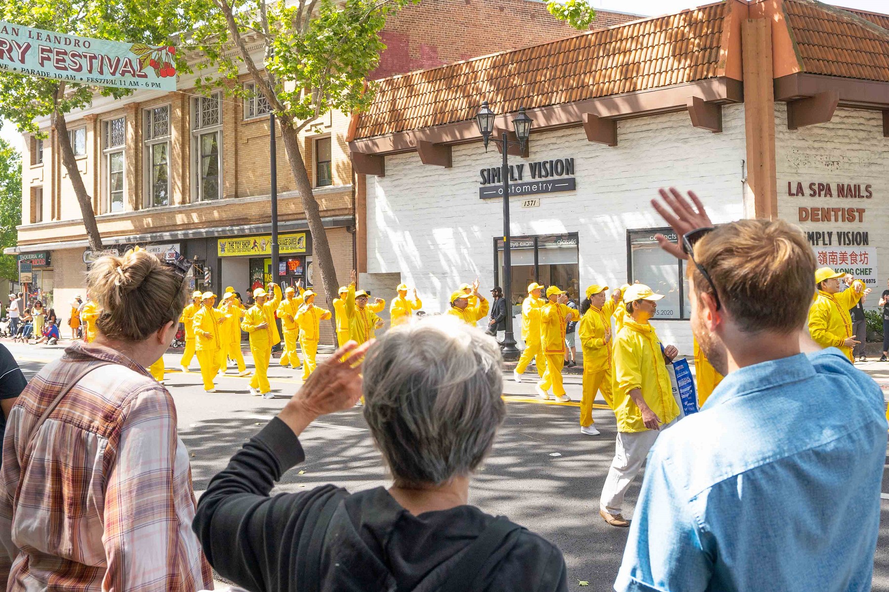 图1~5:二零二四年六月一日,旧金山湾区部份法轮功学员组成的炼功队和腰鼓队参加了美国加州旧金山湾区圣丽安珠市(San Leandro)樱桃节游行活动,沿途受到观众的喜受和赞美。