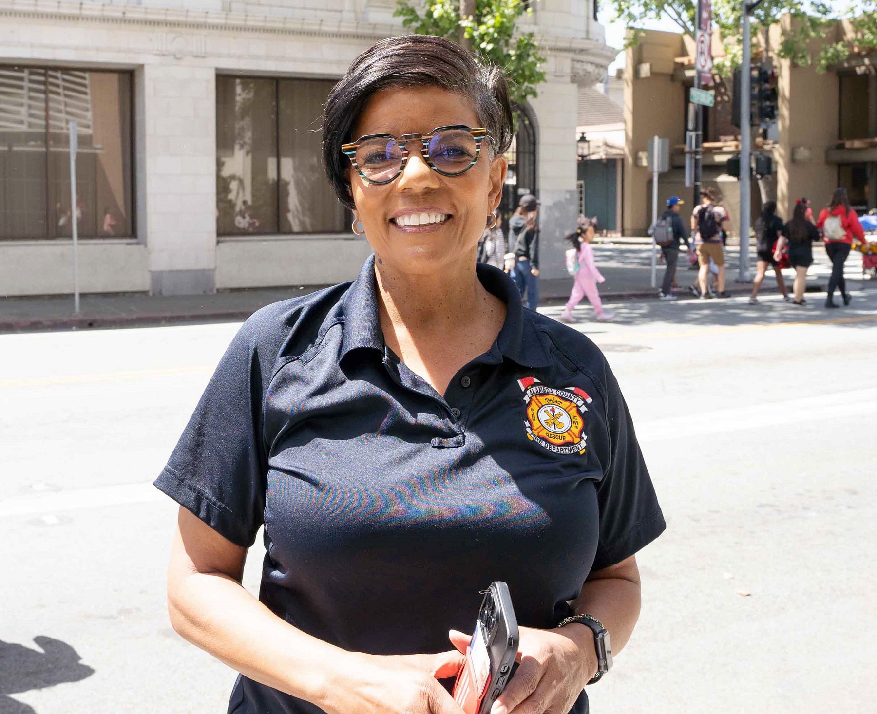 图6:游行活动主持人谢丽尔·赫德说,法轮功学员的队伍表现的很好,非常棒,精力充沛。