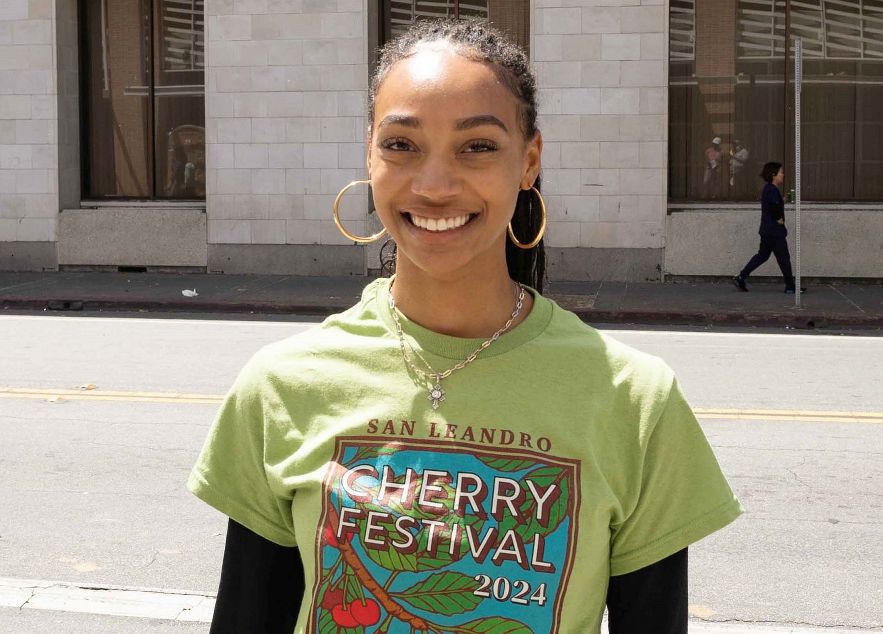 图7:游行主持人麦凯拉·卡特学会了用中文说真、善、忍。