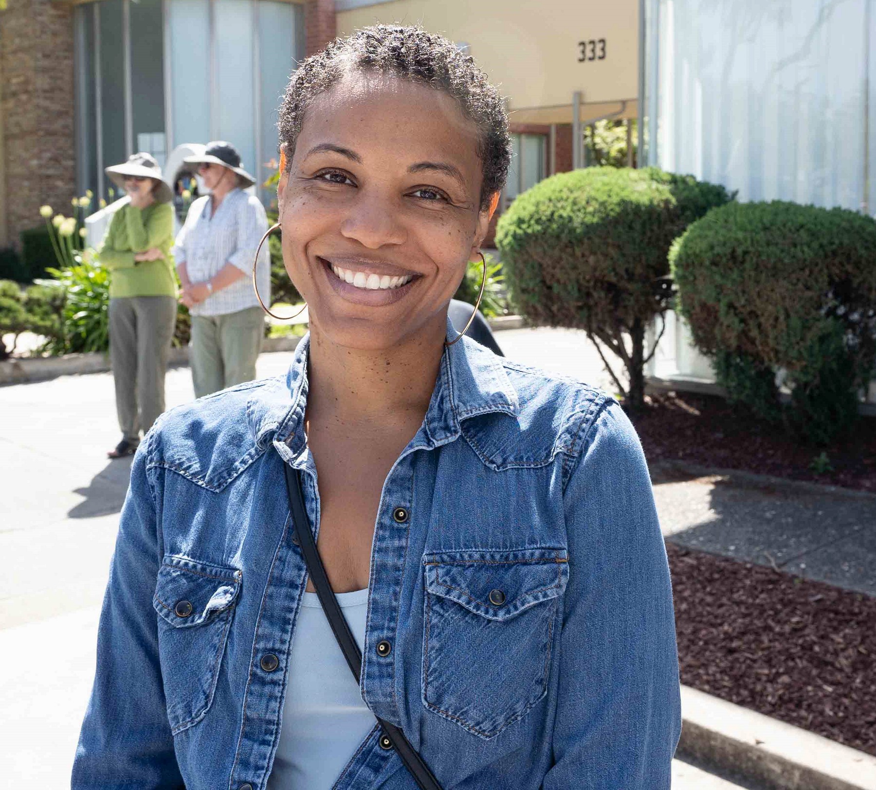 图8:来自奥克兰的观众布兰迪·莱利表示,法轮功学员的队伍让人感到祥和。