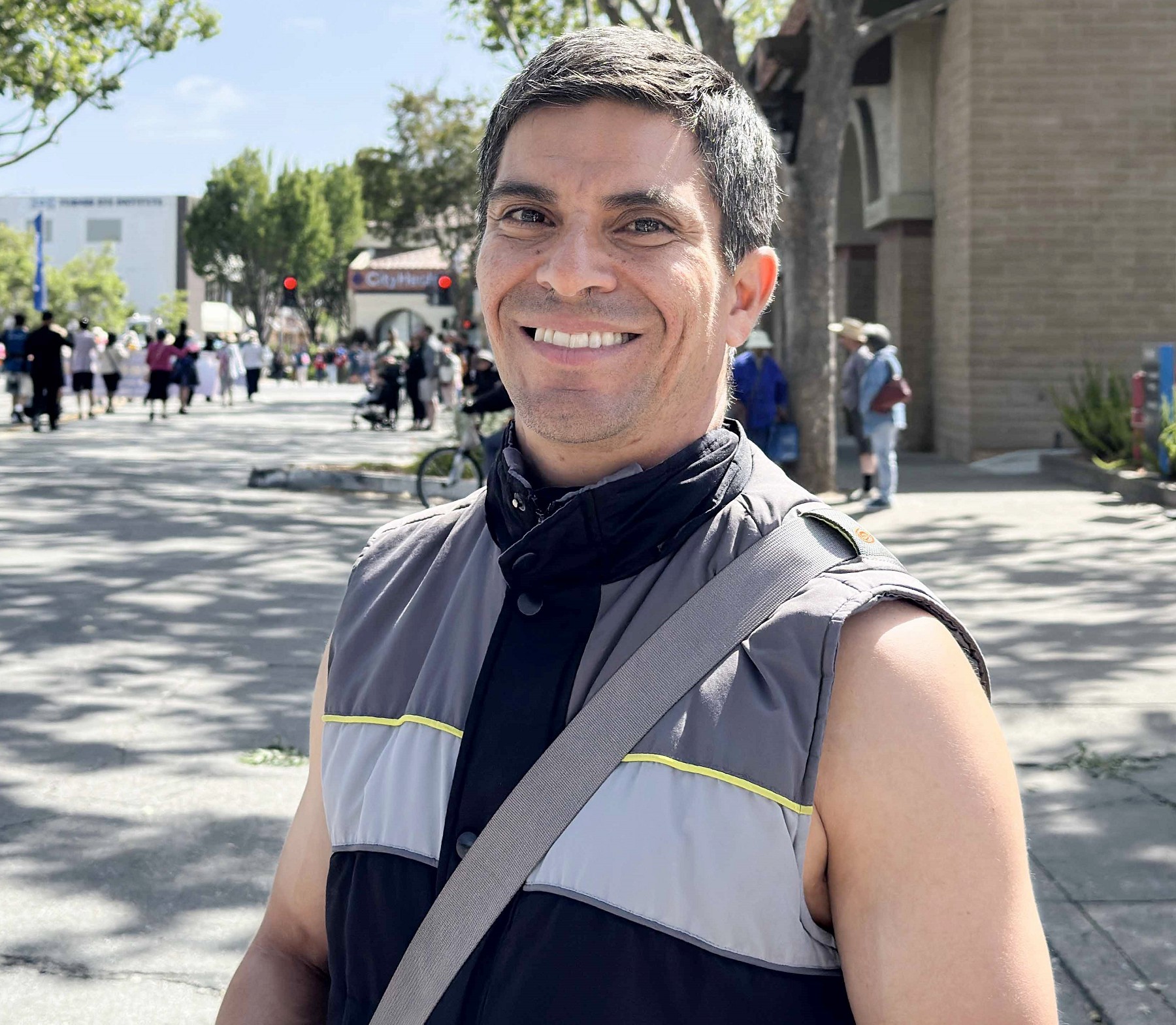 图9:在公共事业公司任职的利奥·马丁内斯表示,世界需要真、善、忍。