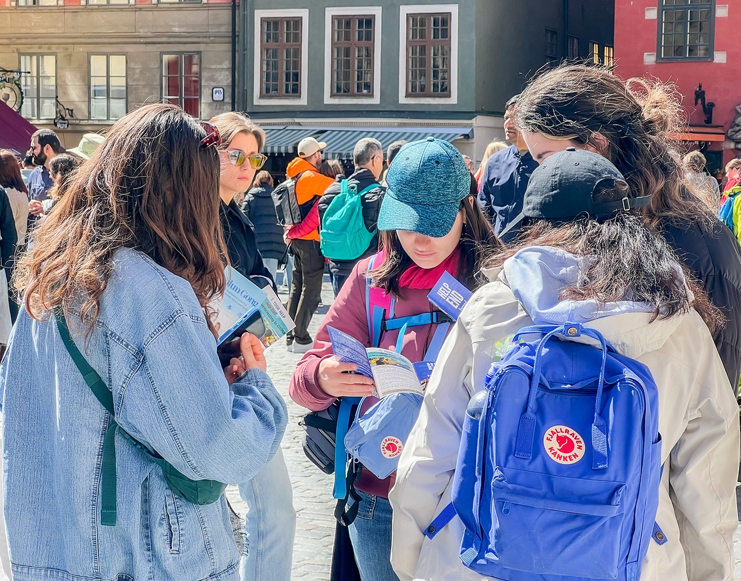 图2:许多游客接到学员派送的真相传单后,现场认真阅读起来。