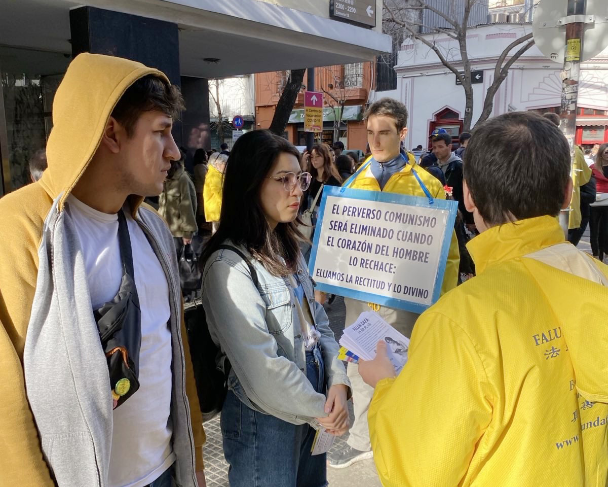 图2:二零二四年五月十二日,路人在中国城听真相。展板上写道:“内心拒绝它,邪恶的共产主义就会灭亡。选择站在正义和神的一边。”