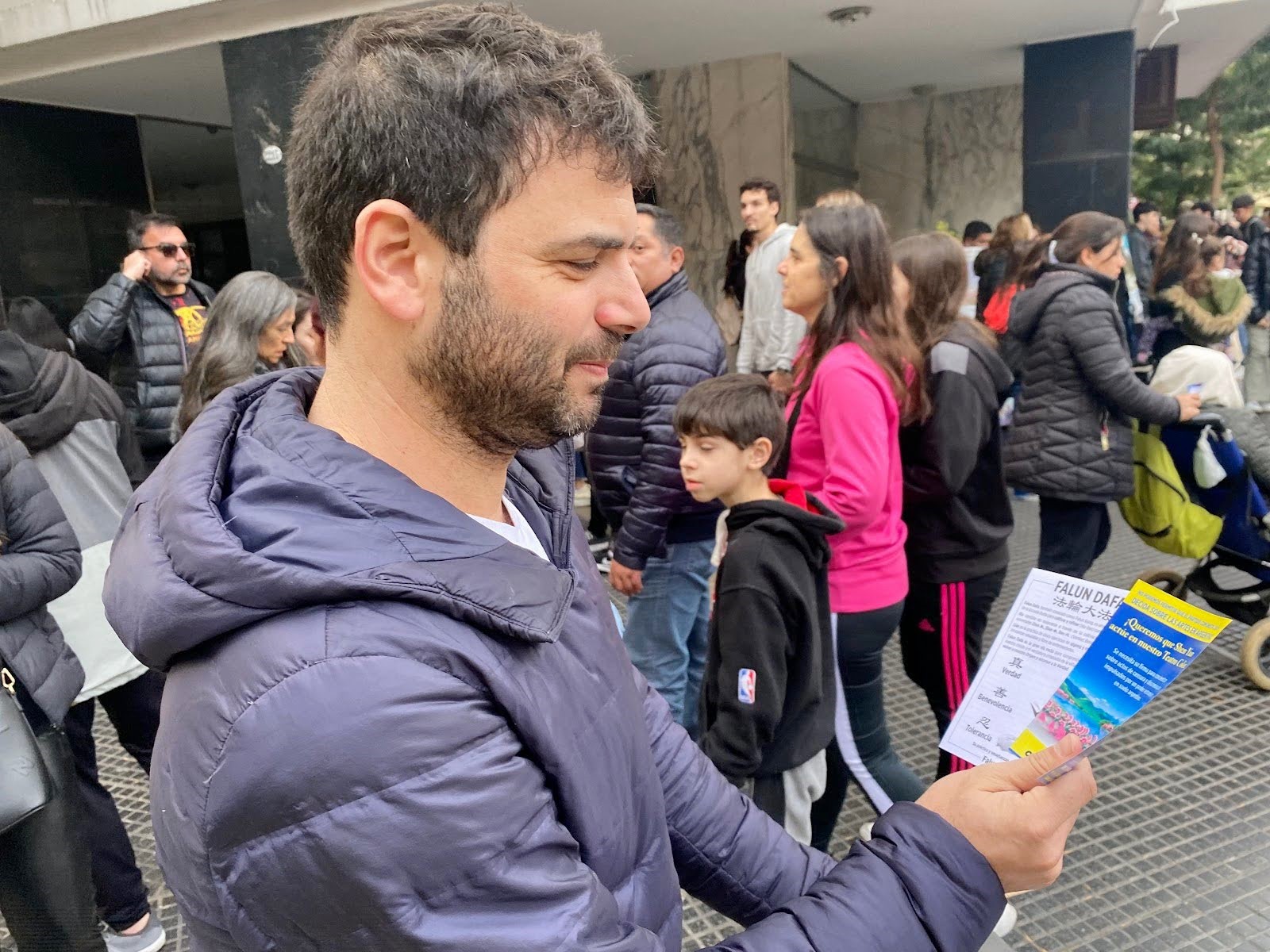 图4:路人在中国城认真阅读关于法轮大法和中共干扰的真相材料。