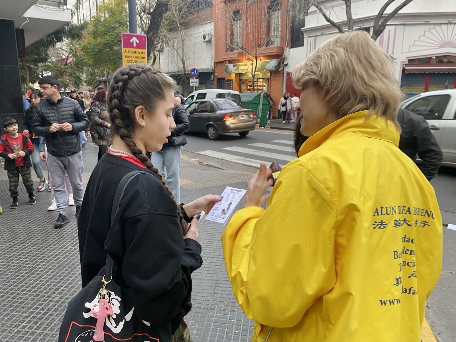 图7:二零二四年五月十二日,法轮功学员在中国城给路人讲真相。