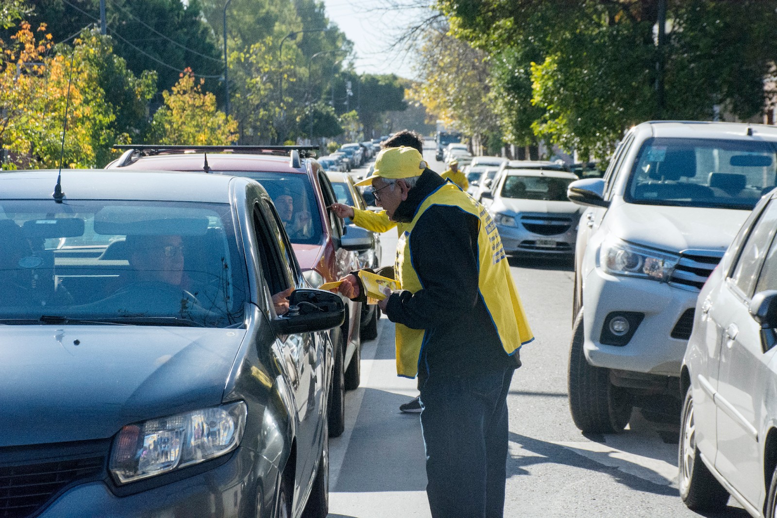 图8:五月十三日,法轮功学员们在布宜诺斯艾利斯的中共大使馆前给司机发传单。