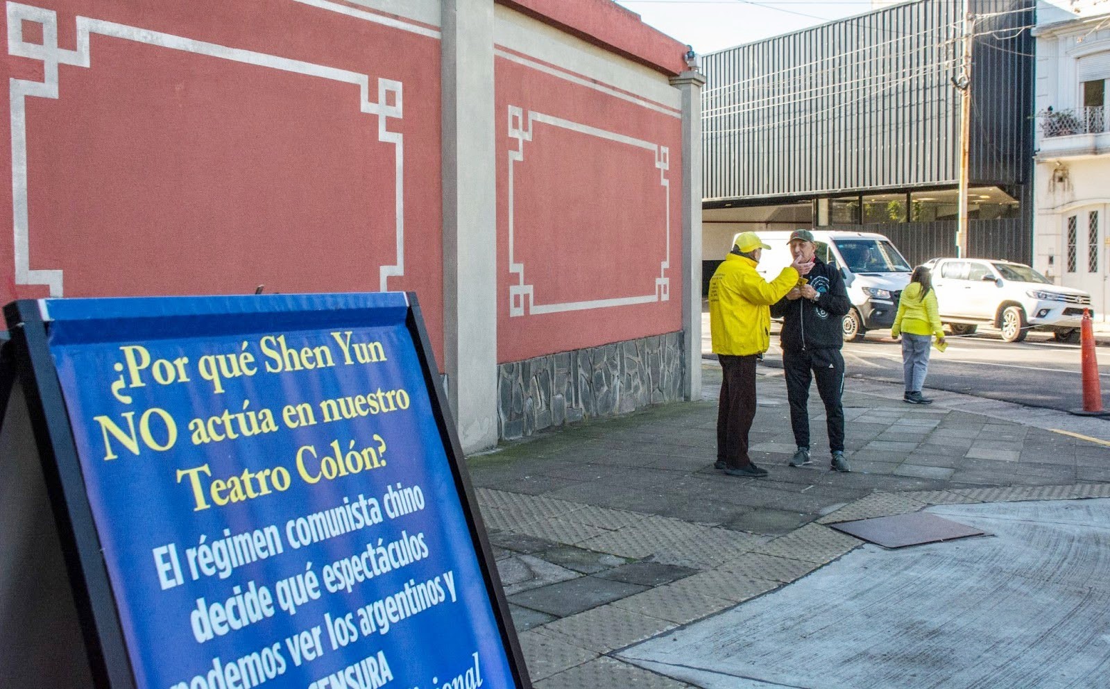 图11:五月十三日,法轮功学员在布宜诺斯艾利斯中共大使馆外讲真相。