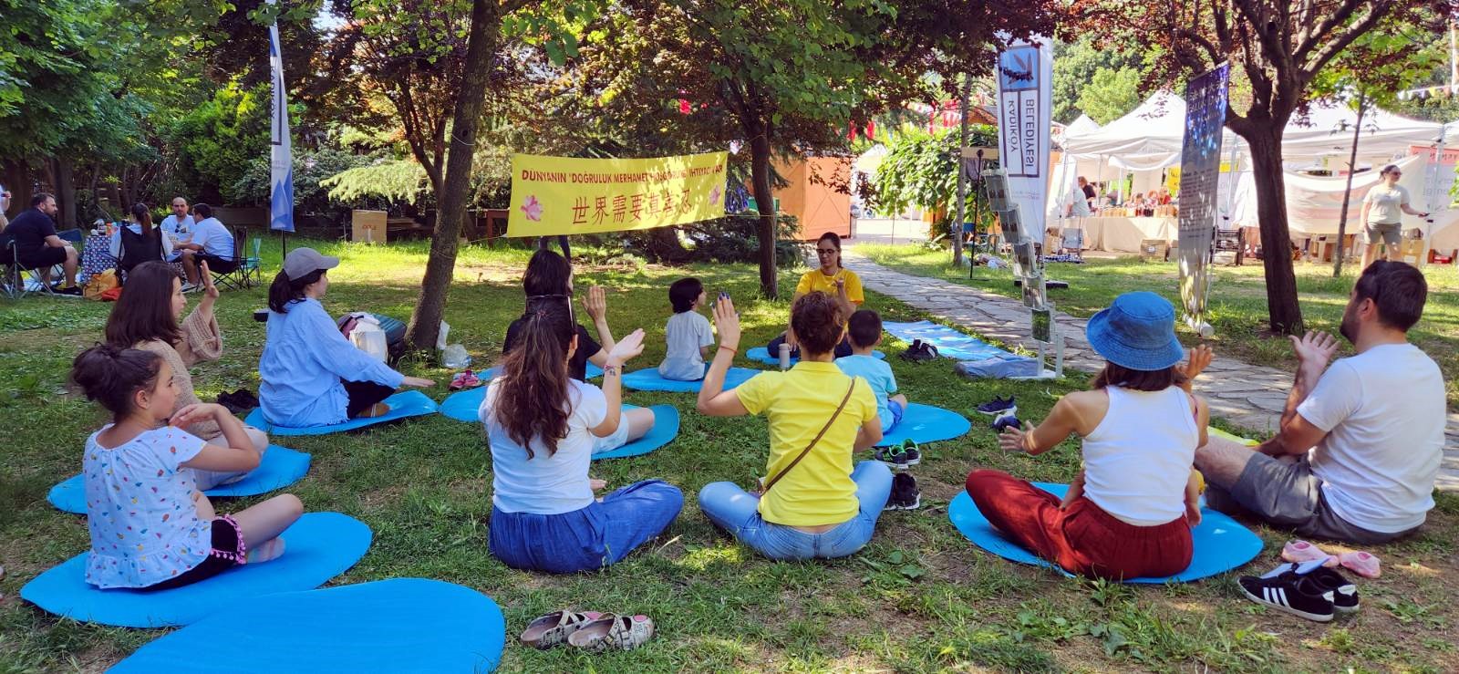图1~2:二零二四年六月一日至二日,学员们在环境节活动现场教功,吸引了许多人的注意,纷纷加入学炼功法。