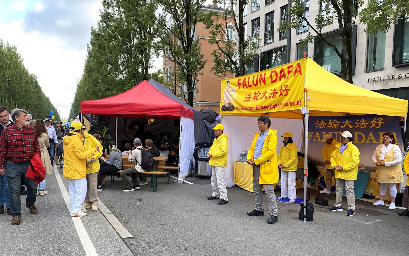 '图1:德国法轮功学员参加了慕尼黑利物浦大街二零二四年夏季节庆(Corso Leopold)。图为六月二日,法轮功学员展示功法。'