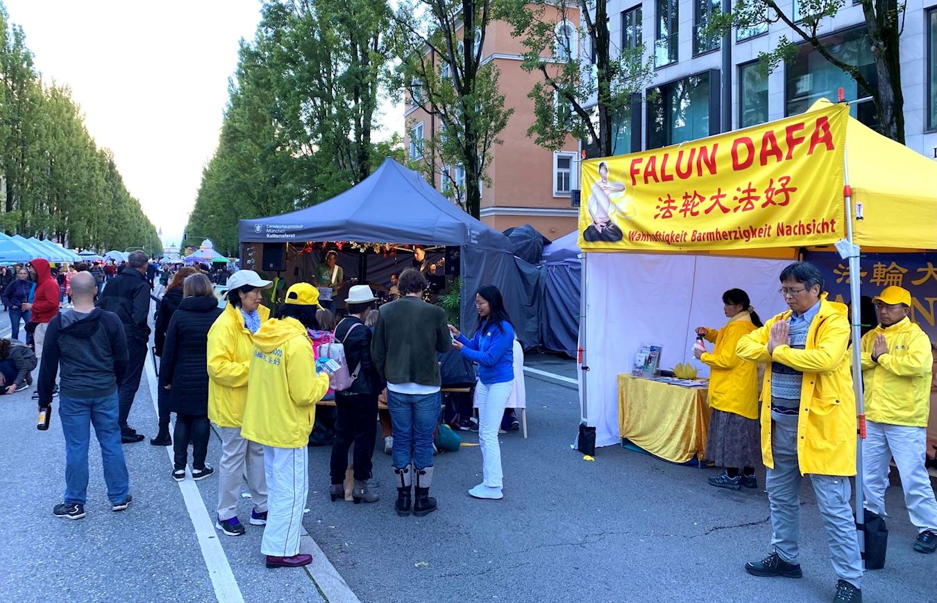 '图3~4:法轮功学员参加利物浦大街夏季节庆。'