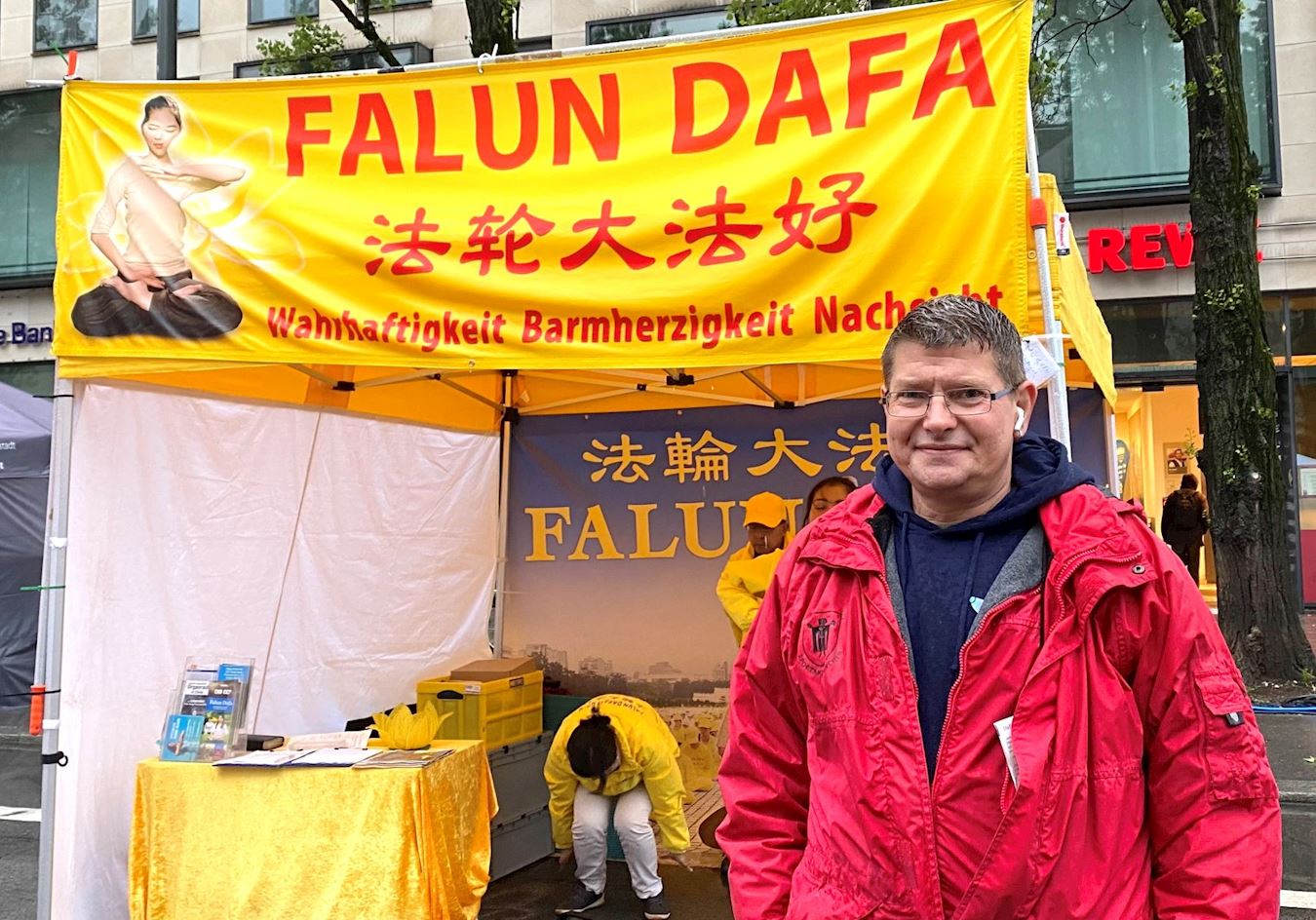 '图8:达密尔先生(Capek Damir)感受到法轮功学员的展位具有“非常积极的能量”。'