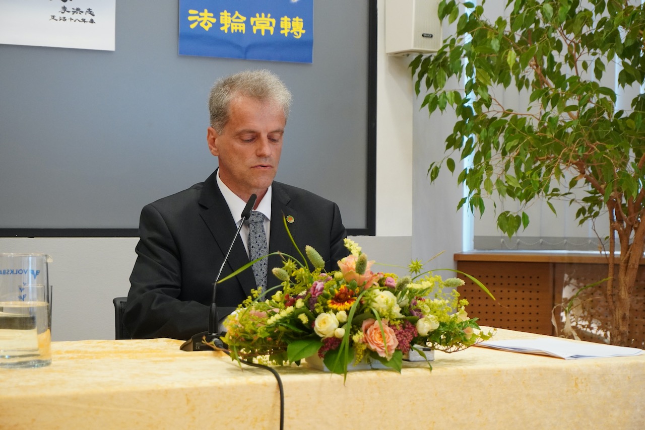 图2~6:学员们在法会上交流心得