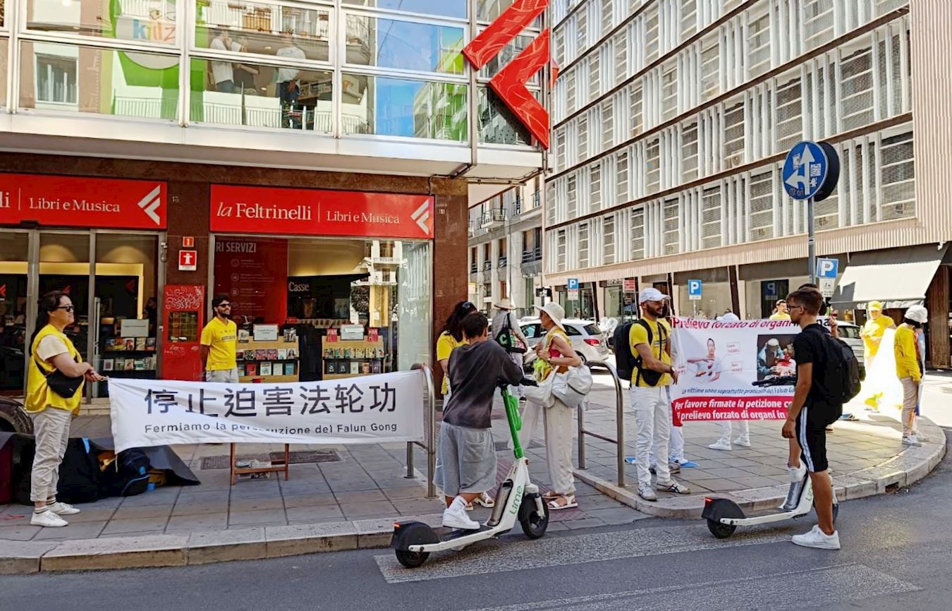 '图11:骑电动滑板的两个年轻人,路过之后又返回来,和學員交談了解真相。'