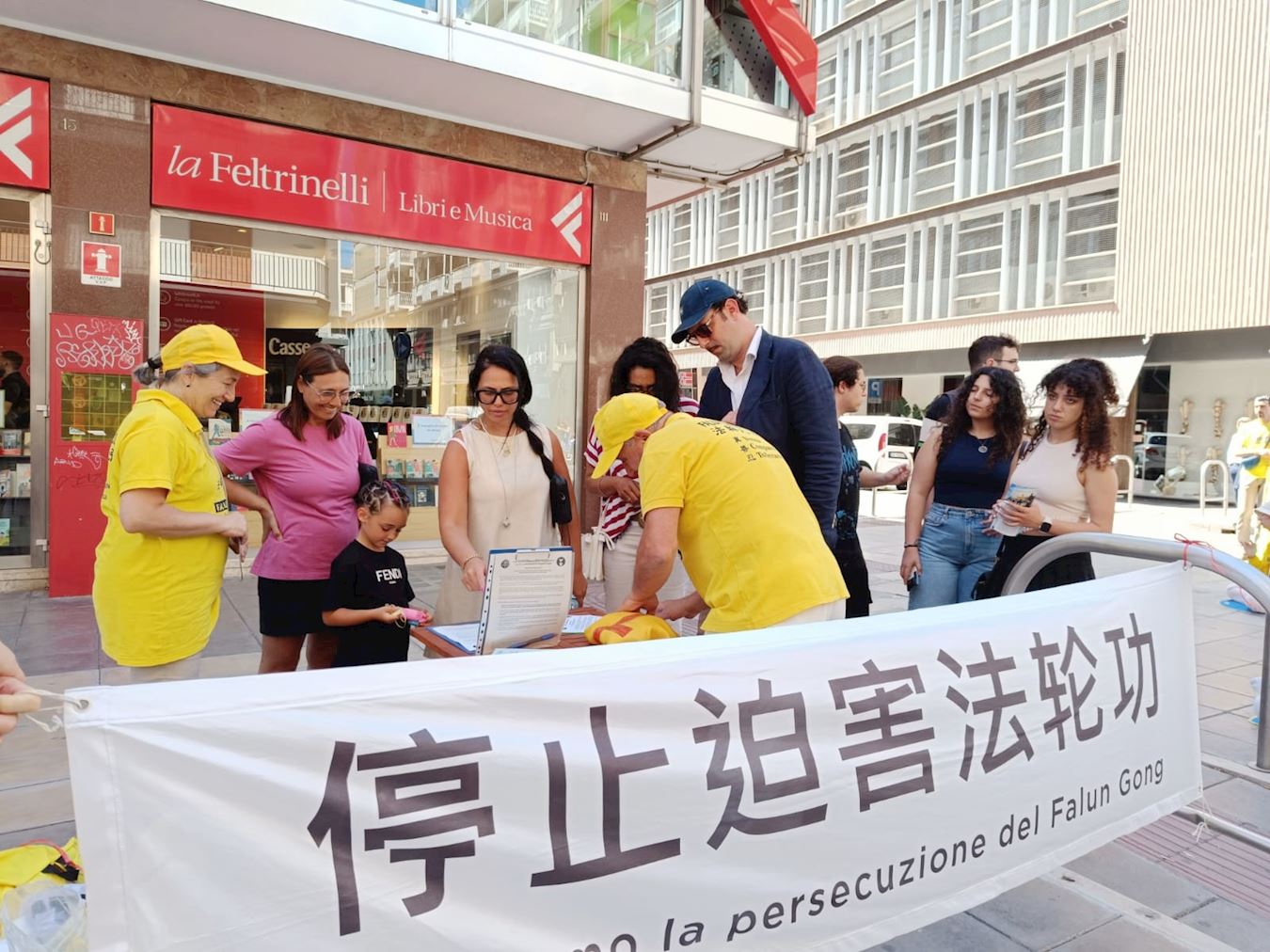 '图12:两位年轻女孩在旁边等待,想与学员交谈了解真相。'