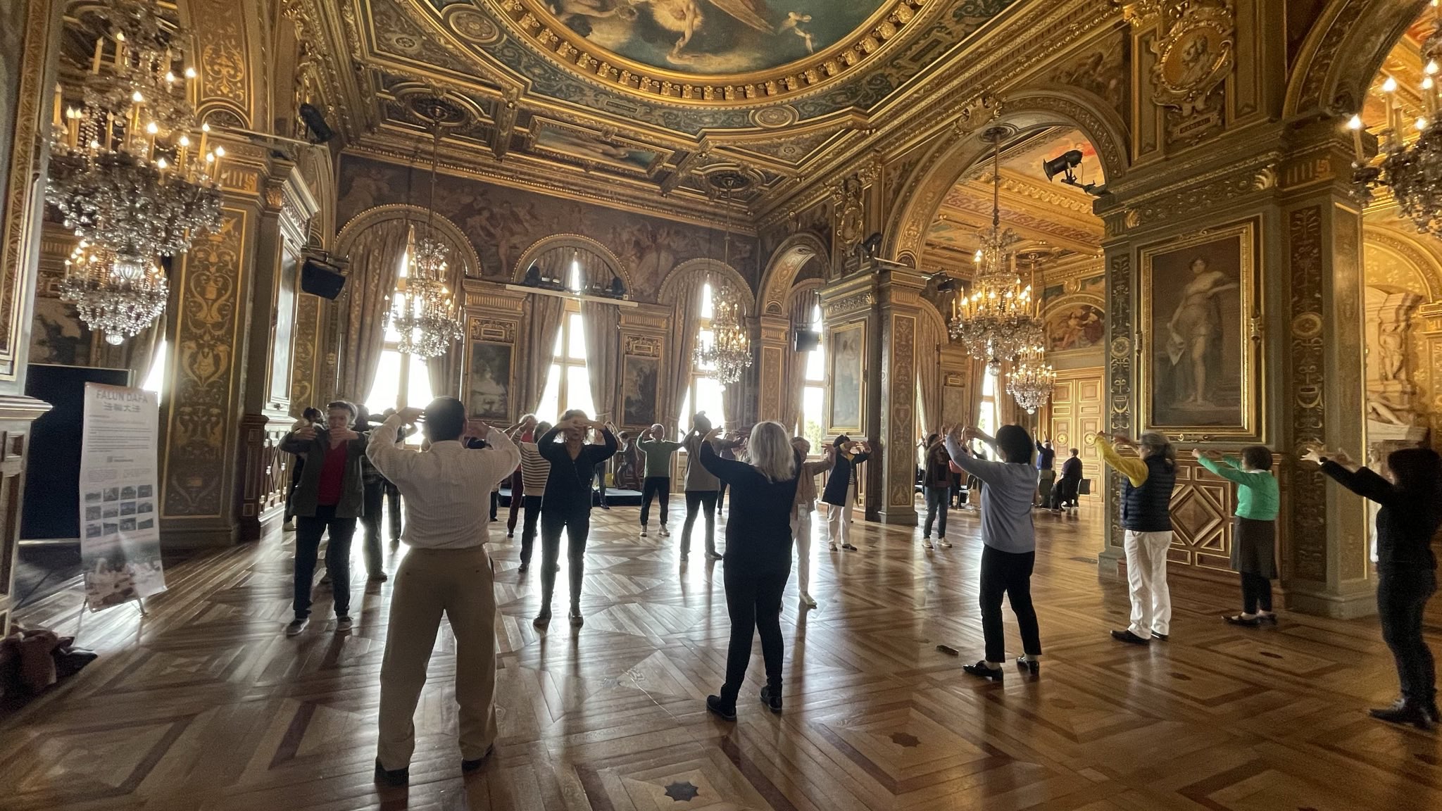 图1~3:巴黎市政府邀请法轮功学员参加了在巴黎市政府办公大楼内主办的名为“指导人们美好生活论坛”的活动。图为法轮功学员在论坛现场向民众介绍、展示和教授法轮功的五套功法。