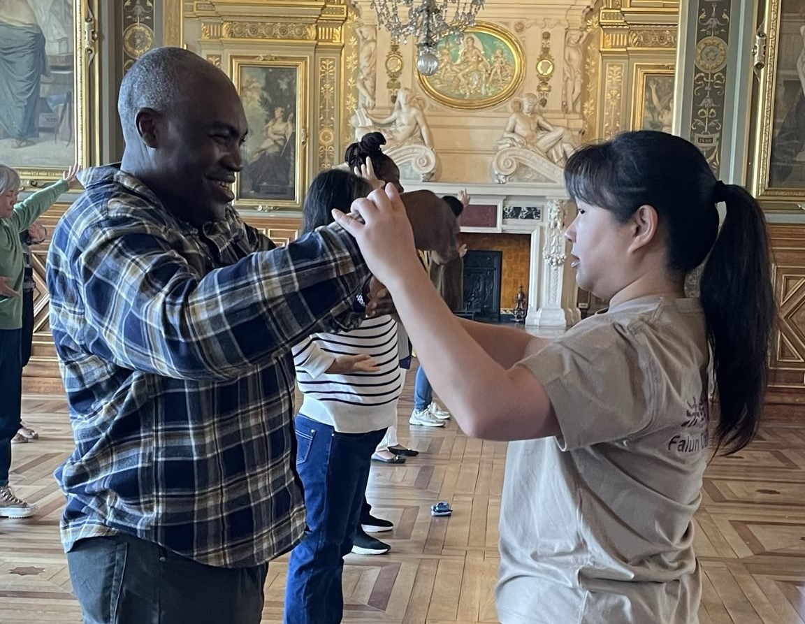 图6:法轮功学员在教授学员学炼法轮功功法