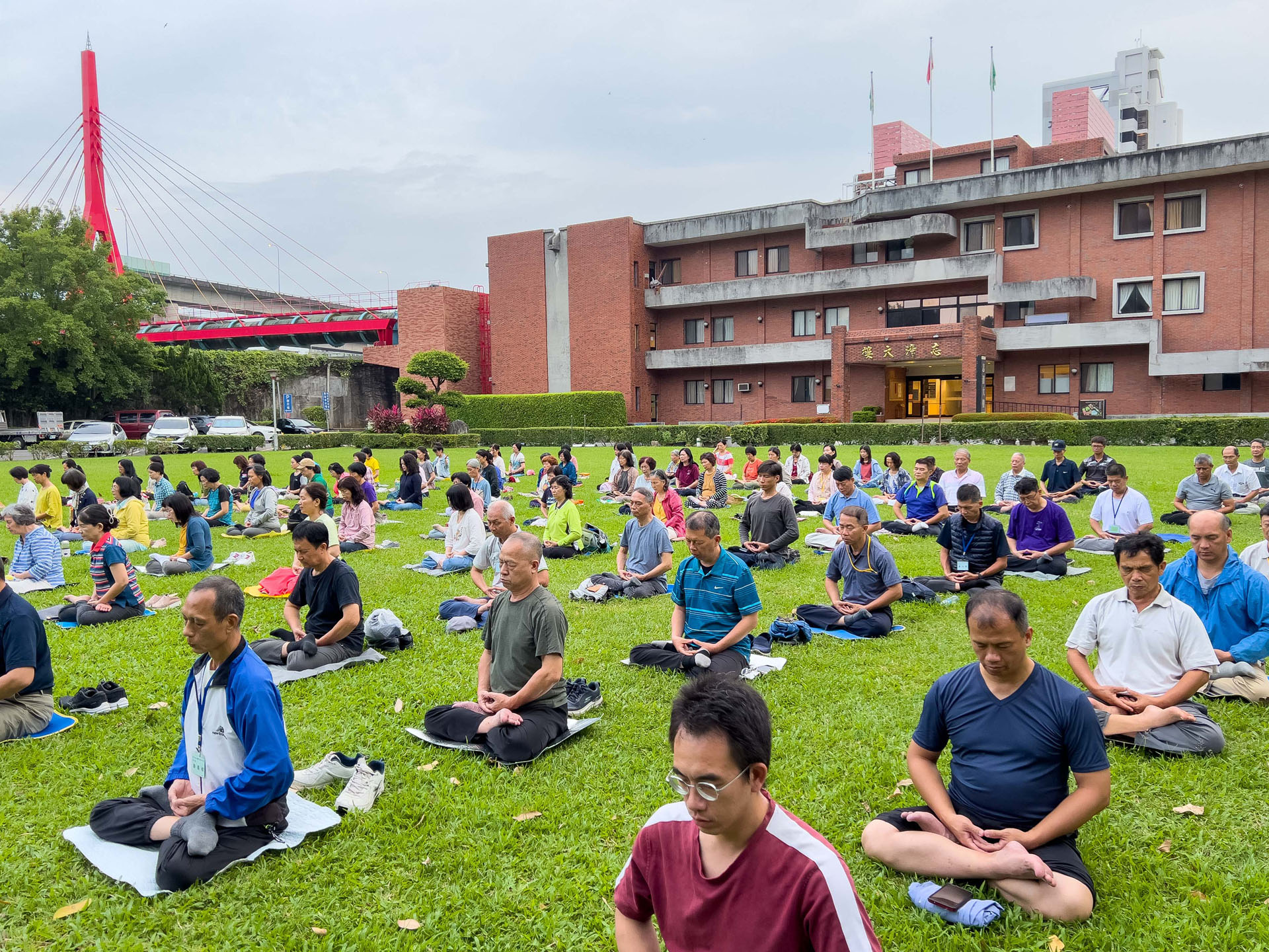 图1~3:二零二四年六月十六日清晨,部份参与学法交流活动的学员在剑潭青年活动中心的草皮上晨炼。