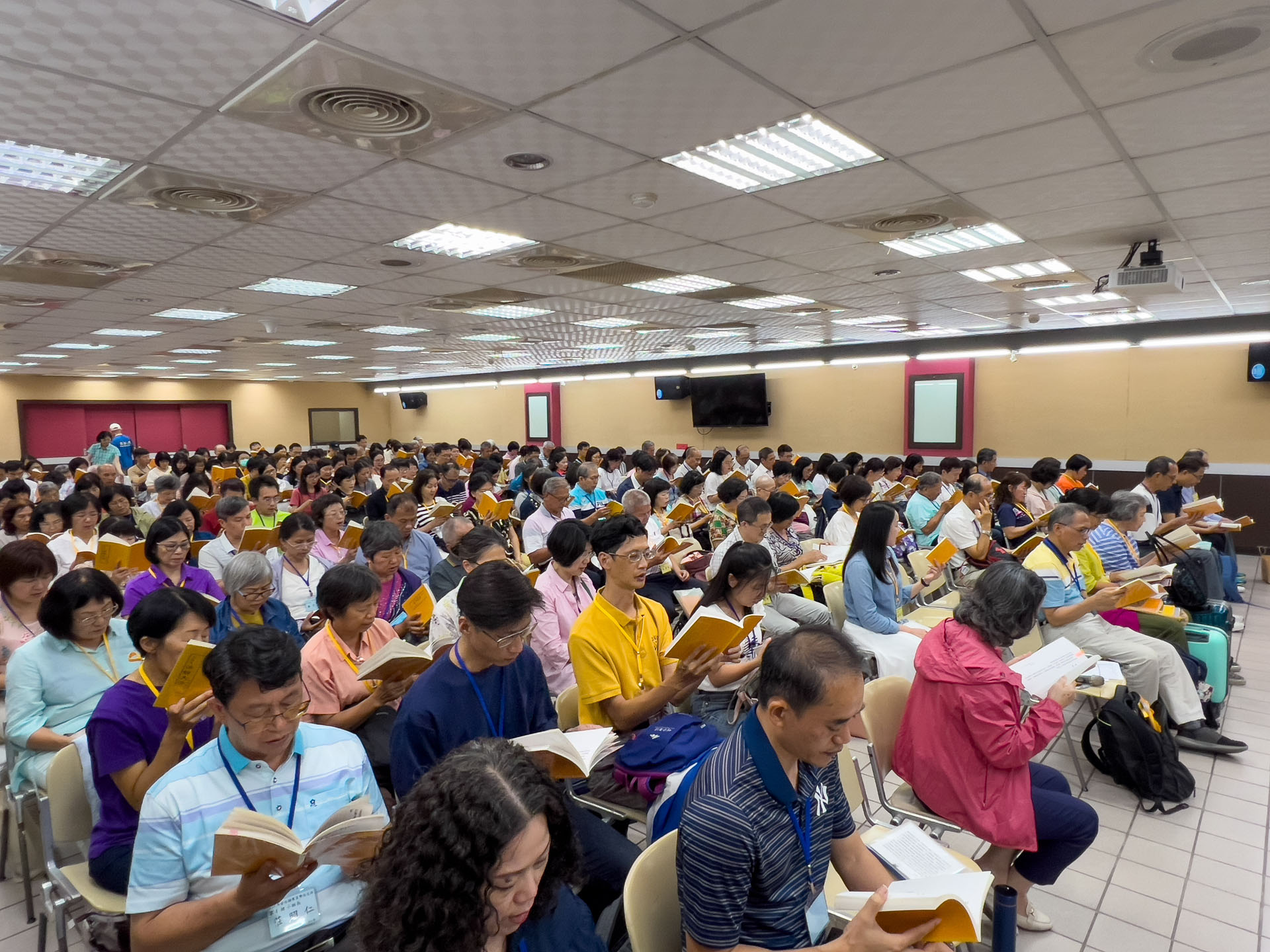 图4:二零二四年六月十六日下午,参与活动的学员集体学法交流。