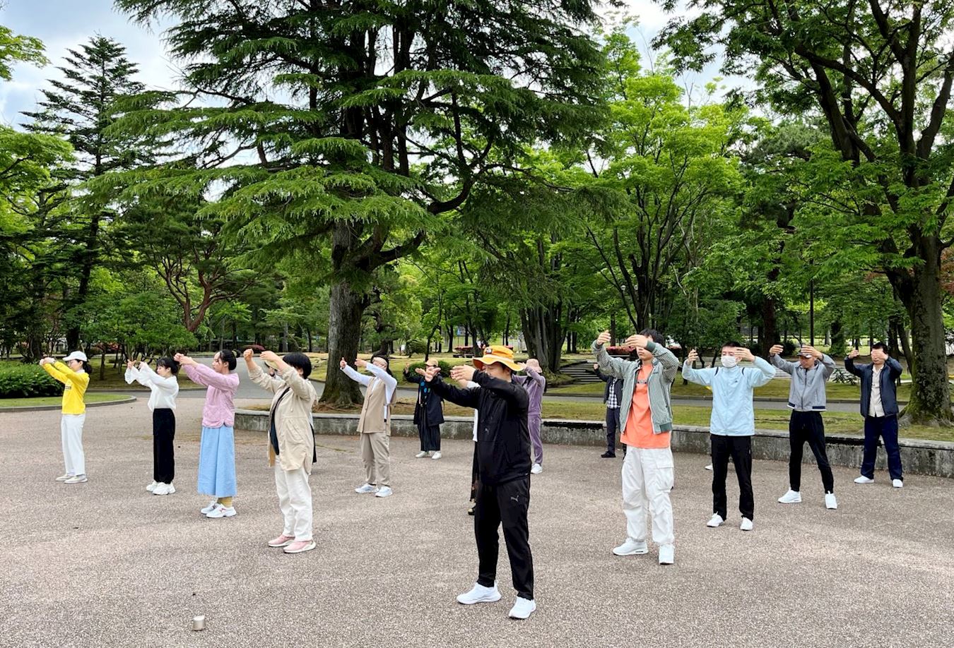 '图6~7:在石川四高纪念公园炼功的法轮功学员'