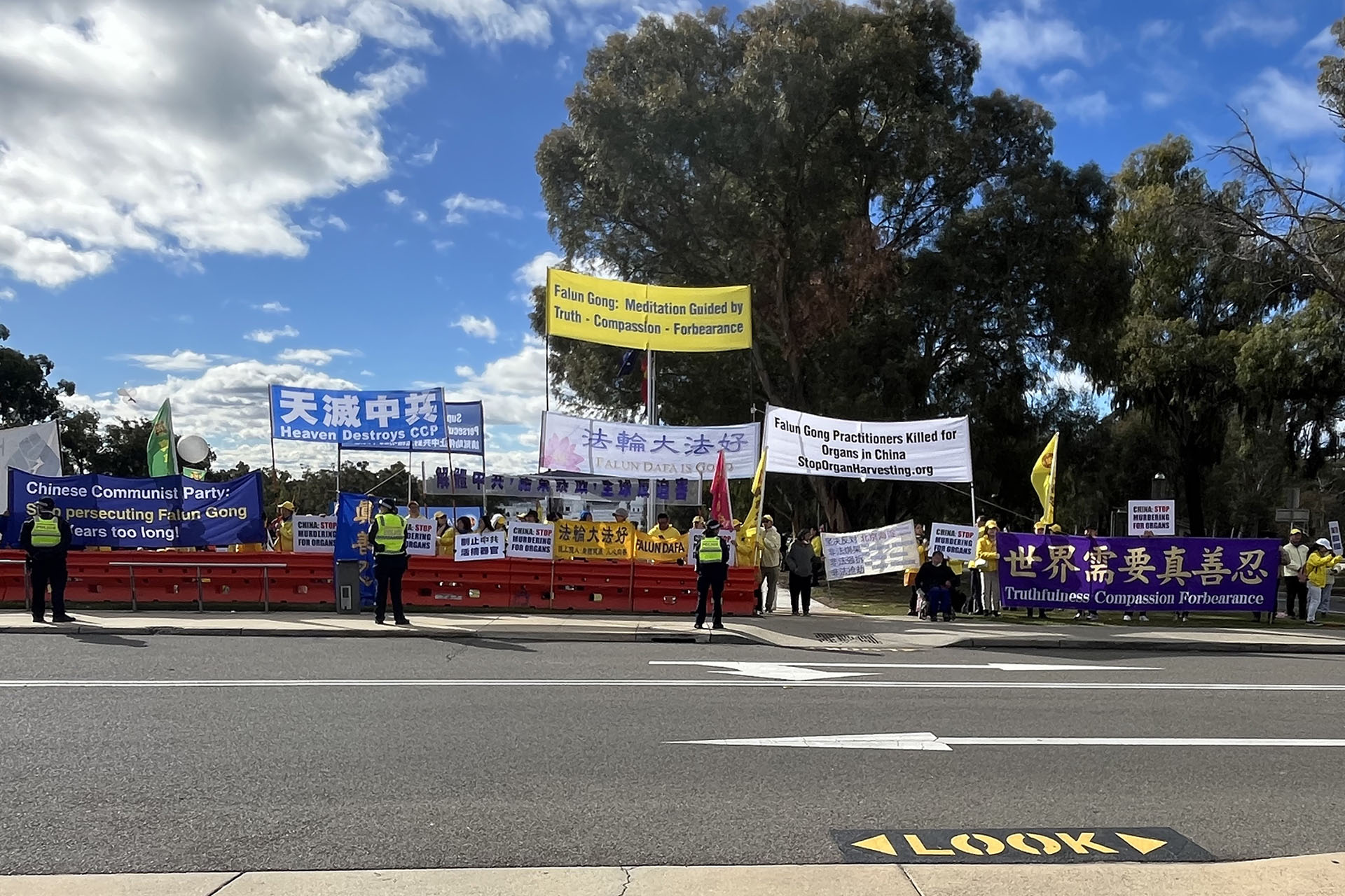 图1:二零二四年六月十七日,中共总理李强与澳洲总理阿尔巴尼斯会晤。澳洲多个团体聚集在澳洲国会外,抗议中共迫害人权。图为国会大厦前法轮功学员展示的真相横幅。