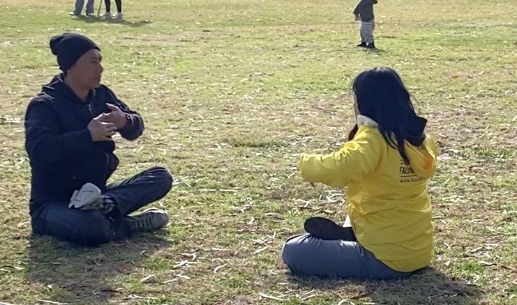图11:一位藏人男子现场学炼法轮功第五套功法。