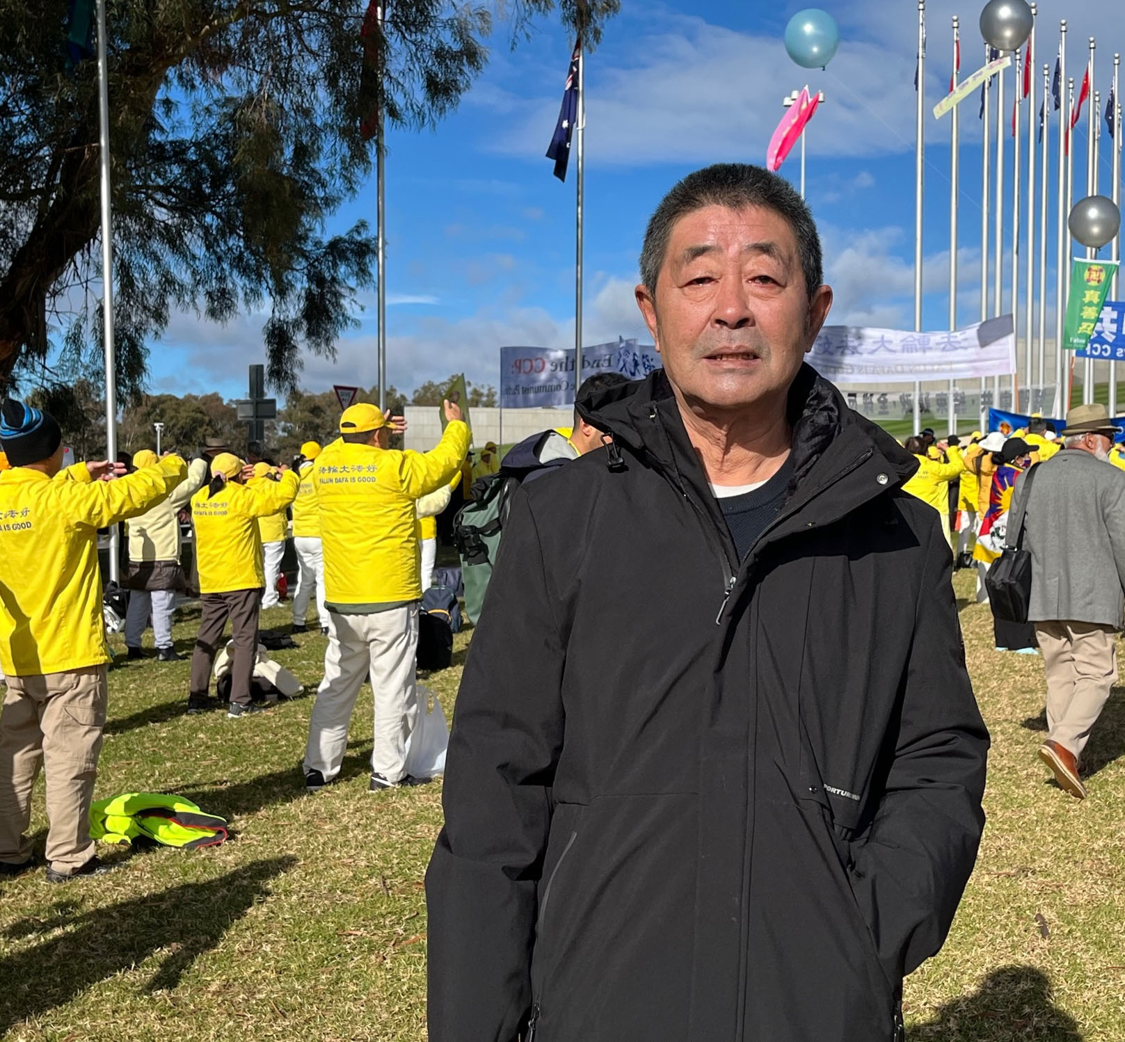 图13:墨尔本民运联盟的监事长高健先生希望在澳洲国会大厦前表达心愿。