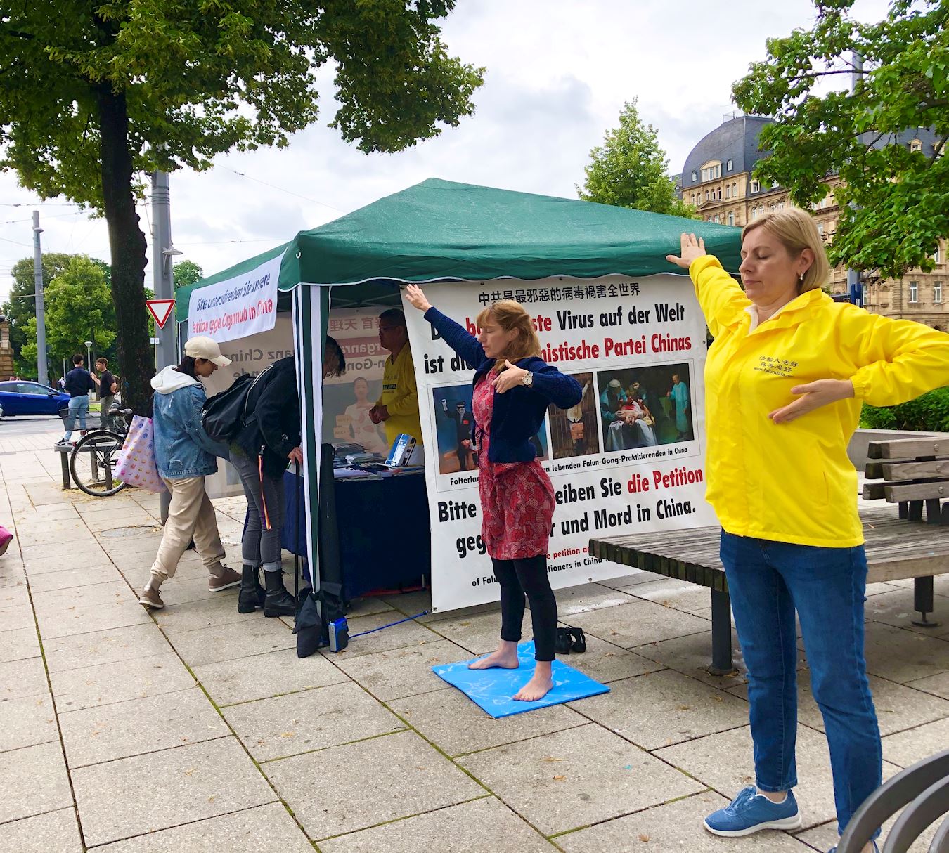 '图1:二零二四年六月二十二日,德国学员在曼海姆(Mannheim)举办活动,弘扬真、善、忍精神,揭露中共迫害法轮功的罪行。'