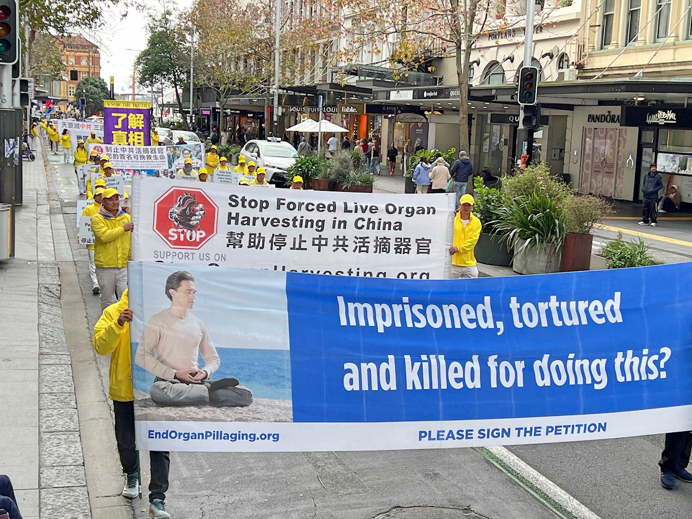 '图2~11:法轮功学员沿着市中心皇后街(Queen Street)游行,反对中共的酷刑和迫害。'