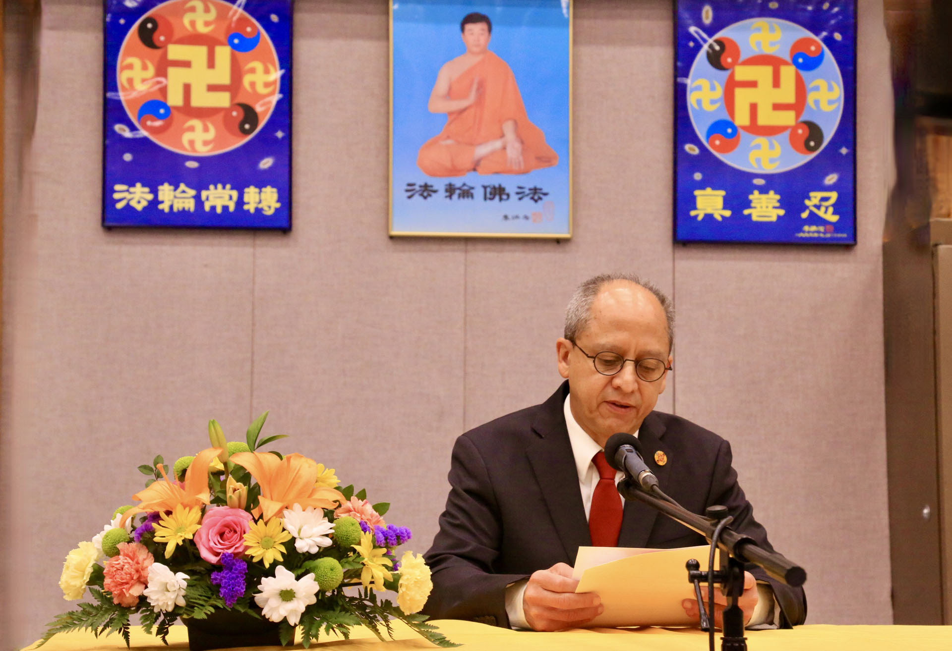 图2~5:部份法轮功学员正在交流自己的修炼心得。