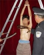 '中共酷刑演示图:吊挂毒打'