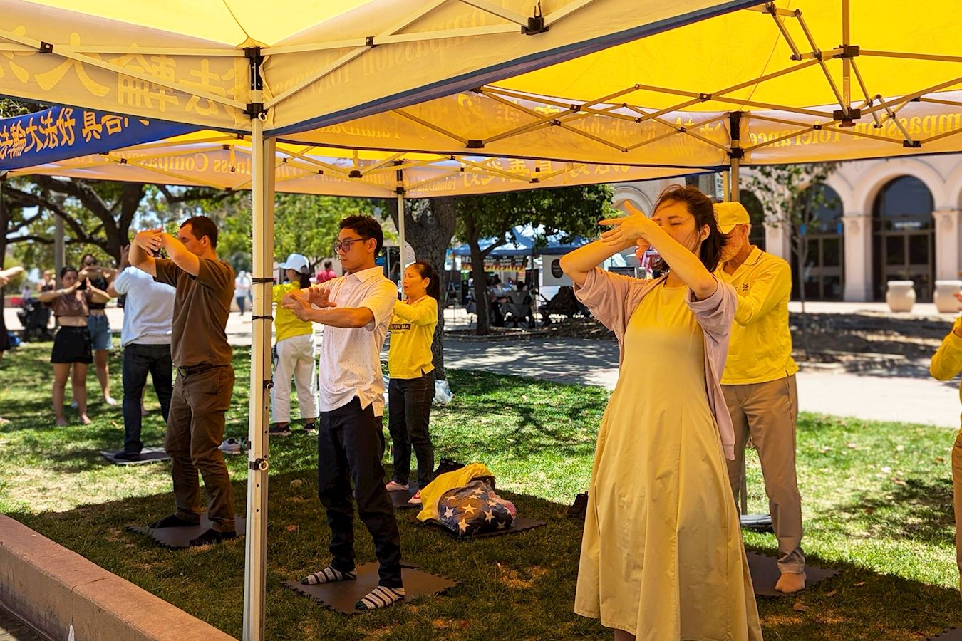 '图4:法轮功学员在展示功法,并教民众炼功。'