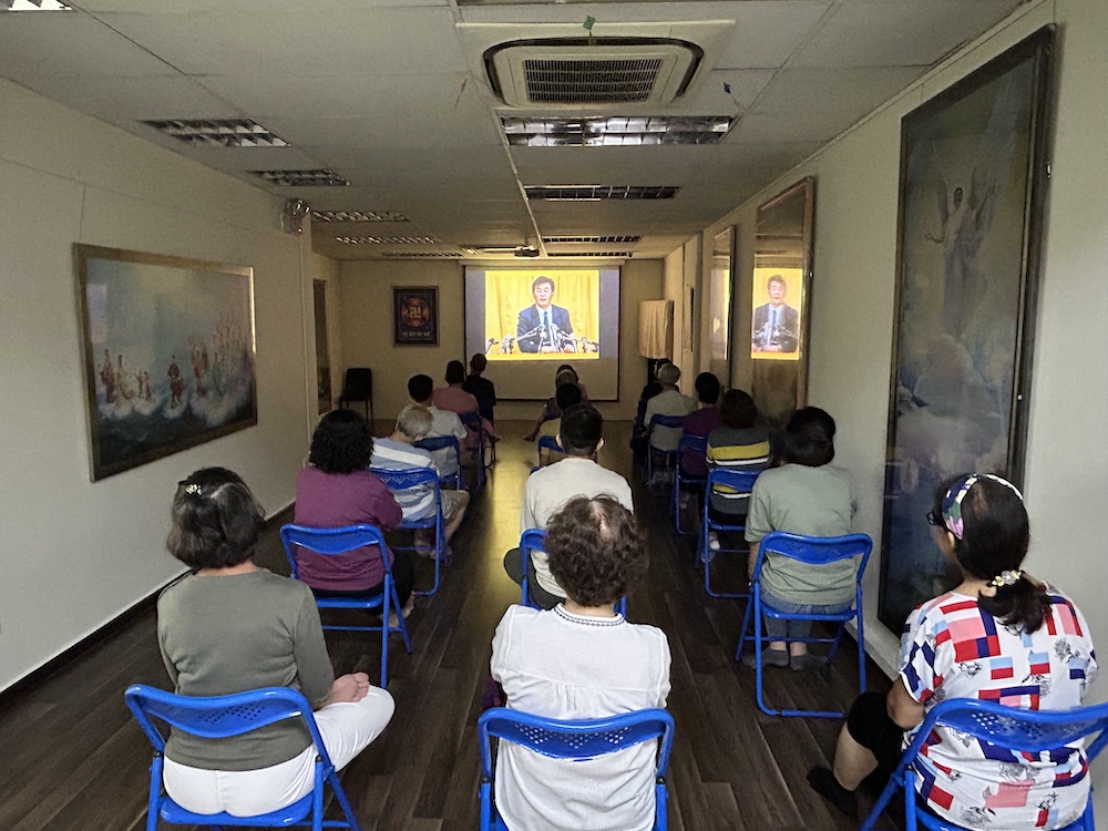 图1:二零二四年六月八日至六月十六日,新加坡法轮佛学会举办九天班,新学员们在观看法轮大法创始人李洪志先生的讲法录像。