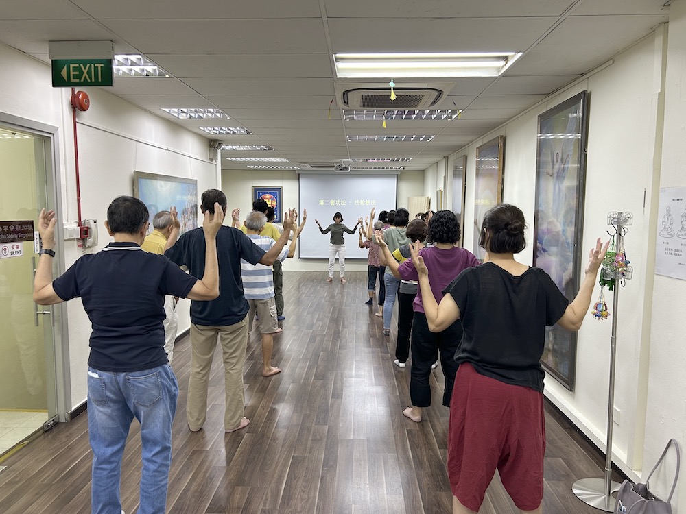 图3:参加九天班的学员正在学炼法轮功第二套功法——法轮桩法。