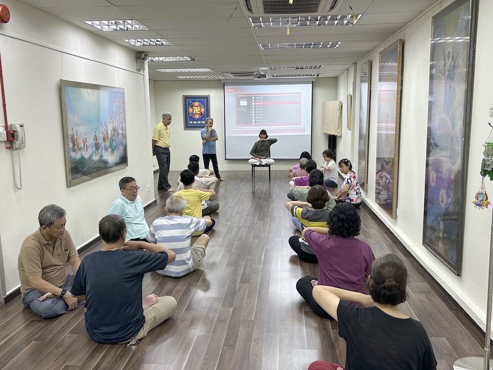 图4:参加九天班的学员正在学炼法轮功第五套功法——神通加持法。